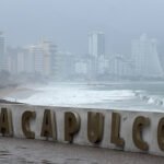 Polo provoca lluvias y fuerte oleaje; cierran comercios del Centro de Acapulco