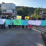 En exigencia de maestros, padres de familia bloquean tres carreteras en Guerrero