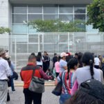 Alumnos, maestros y padres de familia toman el IGIFE y bloquean avenida por incumplimiento de obra