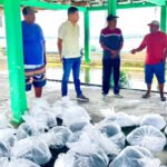 Carlos Bello junto a cooperativas pesqueras siembran 50 mil alevines en la Laguna de Tres Palos